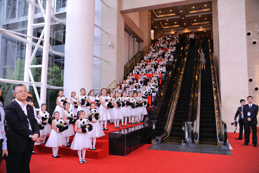 《财富》论坛:成都儿童志愿者电梯旁列队迎接