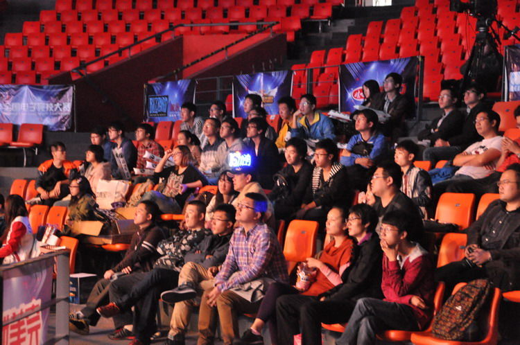 NEST2013总决赛DOTA2决赛现场各种表情抓