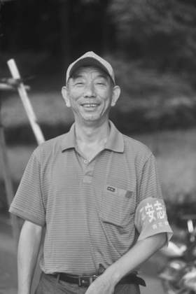 送奶工戴上红袖章 50万平安志愿者巡护南京