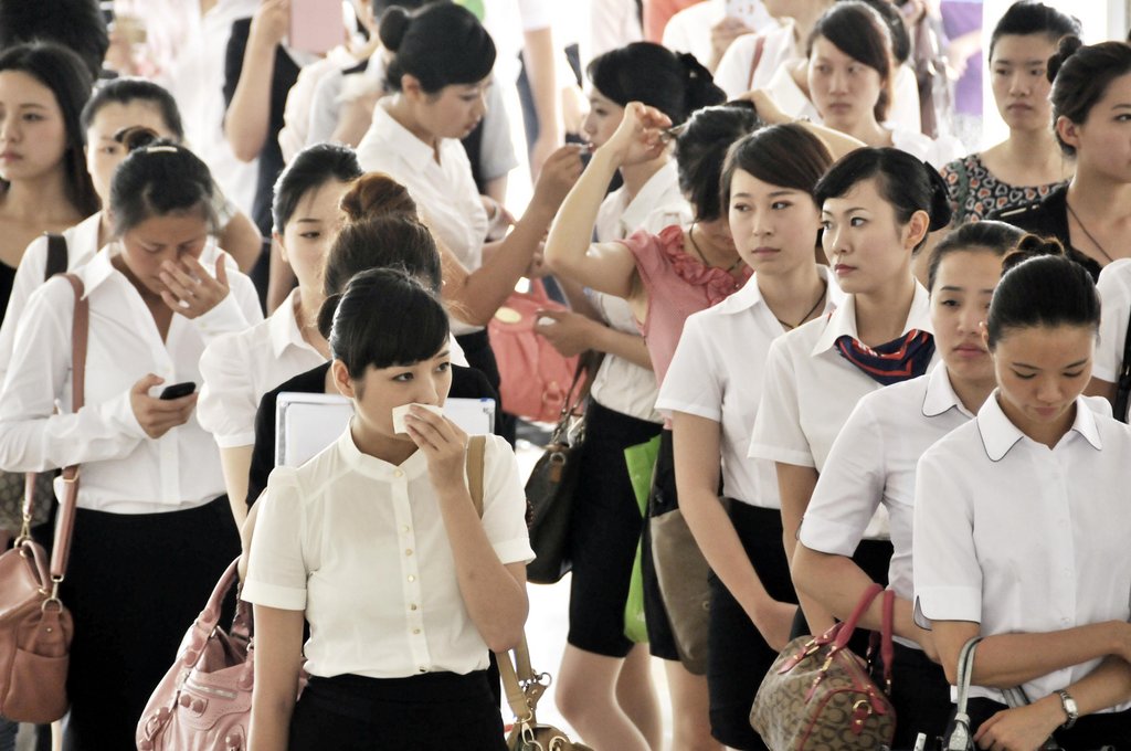 在上海东华大学开展大规模2012年乘务员招聘报名,吸引几千名应聘者赶