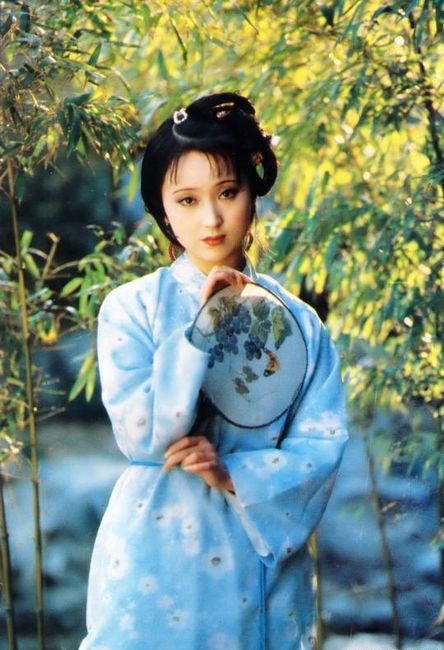 陈晓旭旧照:阅读老山前线战斗英雄来信