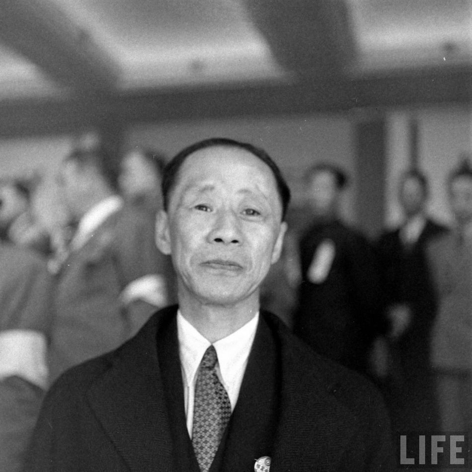 1949年春,翁文灏先生脱离蒋介石集团,初居香港,后移居法国巴黎.