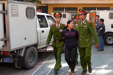 实拍越南女囚犯被判刑旧照