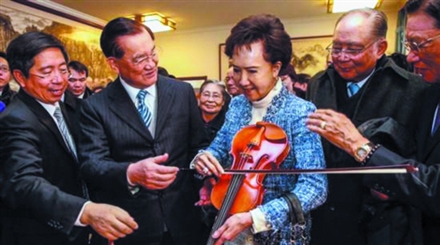 连战获赠小米手机 夫妇俩试拉小提琴