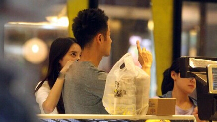 陈思诚出轨门女主角有男友 当街激吻不避讳_辽宁频道_凤凰网