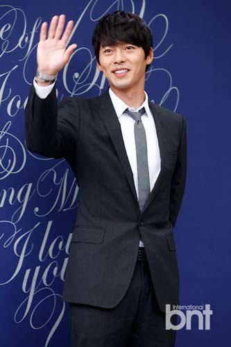 45岁韩男星娶小12岁妻子 玄彬张东健到场祝贺