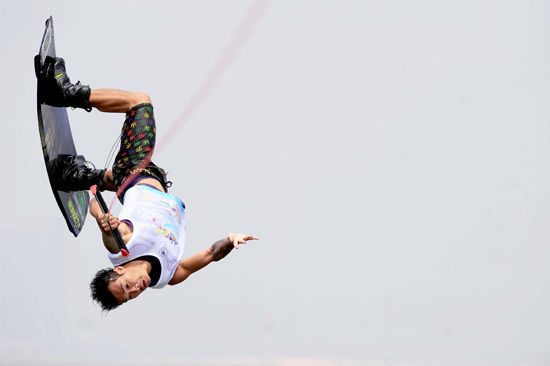 张柏芝胞弟亮相滑水赛 被圈内称教父(图)