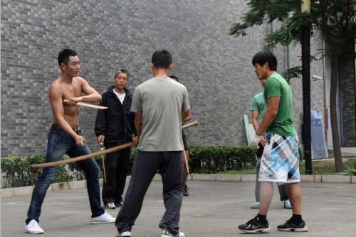 “果郡王”李东学片场练武 赤膊上阵秀完美身材_娱乐频道_凤凰网