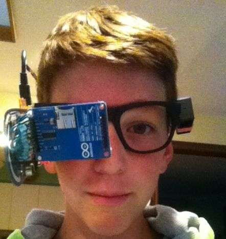 13岁男孩DIY谷歌眼镜:可语音设置日历 查看地
