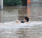 中国南方多地遭暴雨侵袭