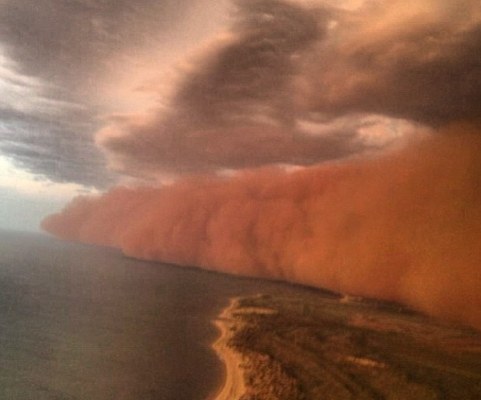 罕见红色沙尘暴袭击澳大利亚海岸来势汹汹（图）