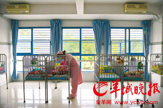 　　广州“婴儿安全岛”护工在照料初生的弃婴