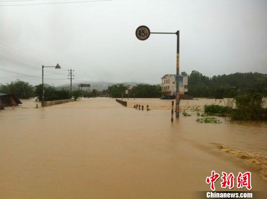 广西鹿寨洪灾致千名学生被困官方组织救援学生无恙