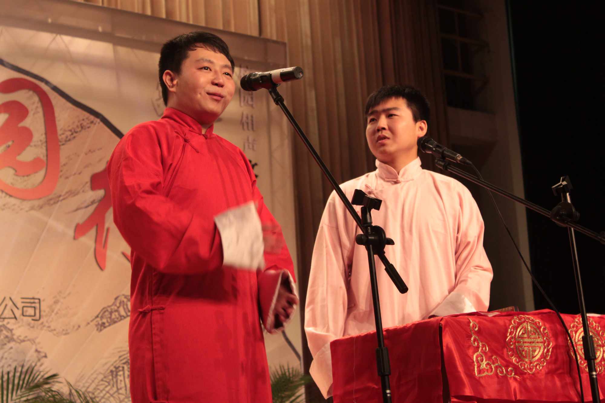 相声"欢乐校园行"在我校演出