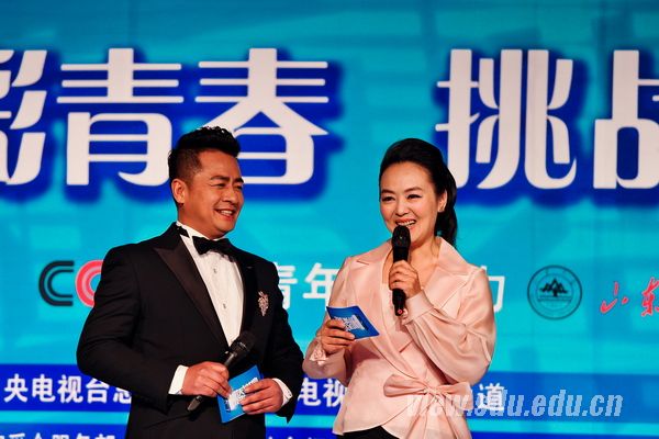 中央电视台主持人孙小梅（右）、付玉龙（左）主持活动