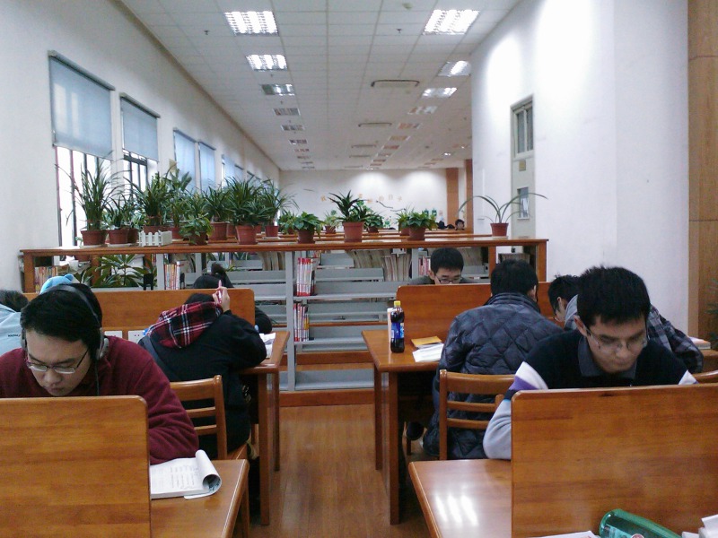 图书馆设跃升阅览室为考研学生提供全方位服