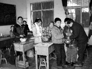 重庆武隆仙女山希望小学的高年级学生基本都提着家长自制的火盆上学.