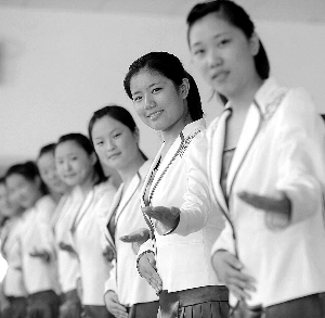 孟德龙/江苏省扬州市旅游商贸学校学生在练习迎宾姿势。孟德龙摄（新华...