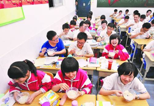 九江:爱心夜宵派送高考住校生