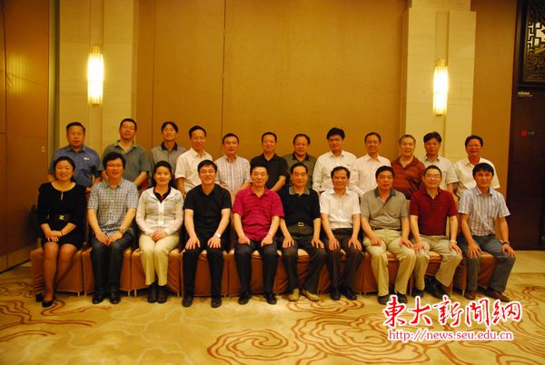 5月24日下午,我校土木工程学院院长吴刚、书记张星等一行赴京拜会校友并座谈,相商共庆东南大学土木工程学科创建暨土木工程系(学院)成立90周年事宜。我校北京校友会马其祥副会长、土木交通校友分会秘书长娄宇、副秘书长张明和朱一原及五一专业的校友代表周建忠、张建新、冯大兵、常青、刘军进,五二专业校友代表刘其铎、张志伟、李田义参加了座谈会。座谈会由土木工程学院校友工作委员会名誉主任黄安永主持。 吴刚院长向校友汇报了最新一轮全国学科评估东南大学的土木、交通等学科排名情况和发展规划,并重点介绍了庆祝东南大学土木工