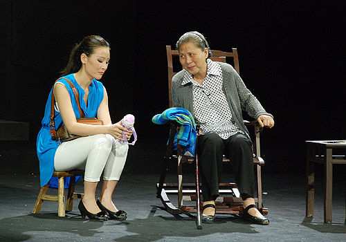 2013年迎校庆高雅艺术进校园系列活动??南京市话剧团话剧《惹尘埃》专场演出精彩落幕_教育频道_凤凰网