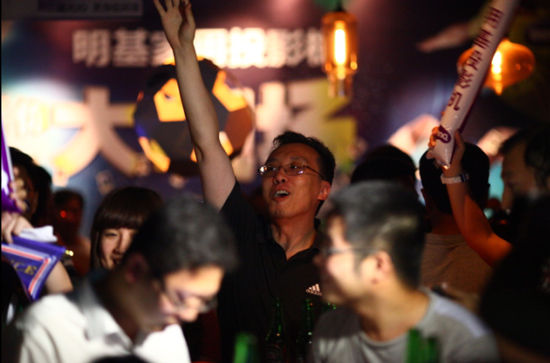 很嗨的酒吧现场 rdn_539eeb1f3b299.jpg
