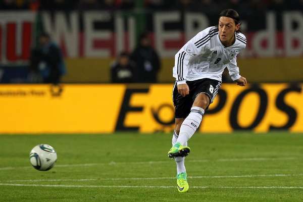 足坛现役30大金左脚:梅西范佩西领衔 孔卡在列_体育频道_凤凰网