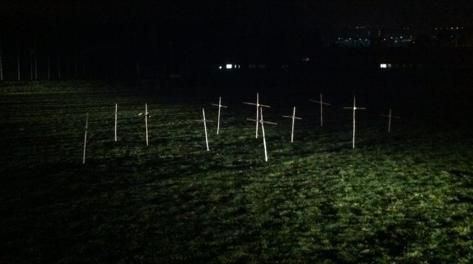阿斯科利的球场上被摆上了11个十字架。