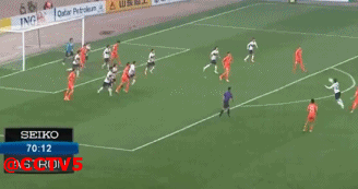 悲催!裁判要害部位挡鲁能进攻 送对手间接助攻(gif)