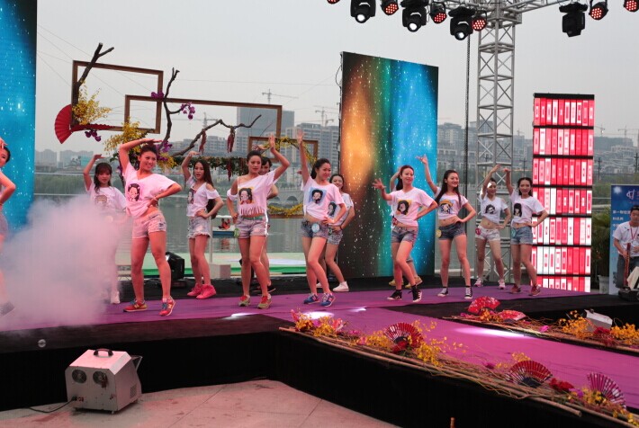 <em>爱上女主播</em>总决赛暨金地·豪门夜宴引爆曲江