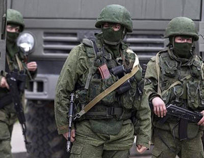 实拍蒙面军人包围乌克兰3军营迫其投降