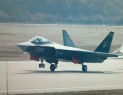 实拍歼-31一天两度试飞 加速测试或应对新形势