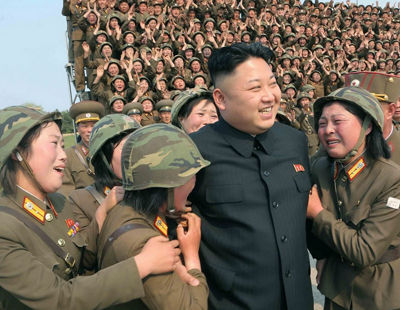 金正恩笑看女兵趴地齐射火箭炮 多女拥上前抽泣