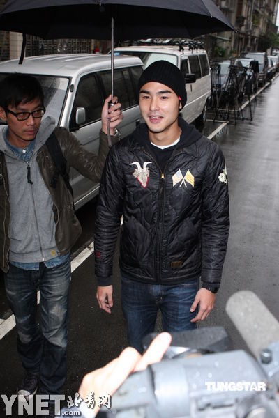 阮经天服兵役人缘好 队友搭人墙助其躲偷拍