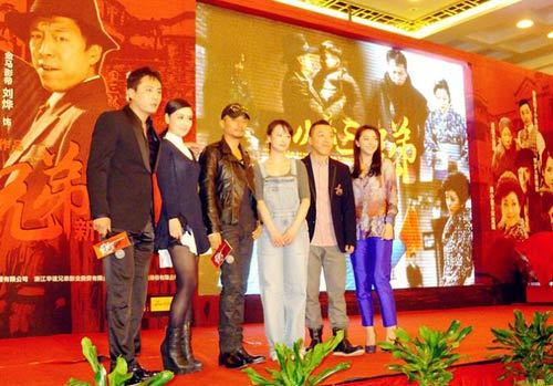 《<em>火线三兄弟</em>》宣传 黄小蕾演三十年代蕾女_娱
