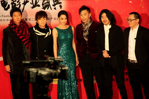 《致命闪玩》亮相冰雪电影节 张馨予秀性感