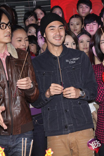 阮经天服兵役人缘好 队友搭人墙助其躲偷拍