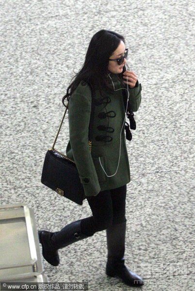 <em>杨幂</em>机场狂煲电话粥不时甜笑 黑超遮面星味十