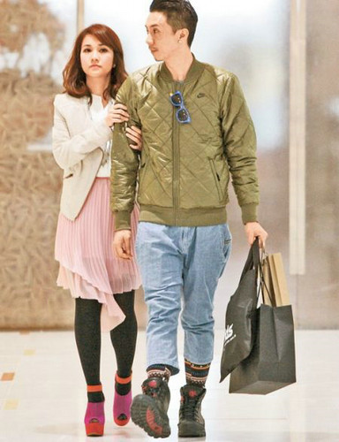 谢安琪与老公牵手秀恩爱 两人甜蜜合吃快餐