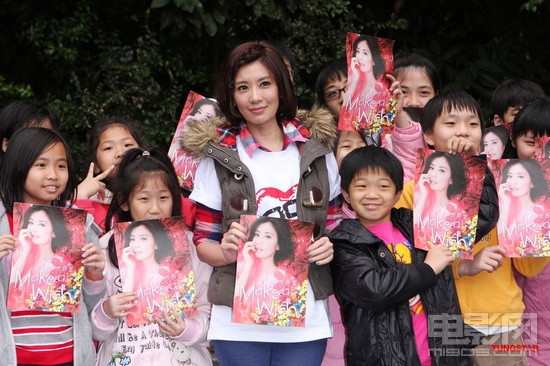 贾静雯热心公益陪孩子们玩游戏 笑称女儿像谐