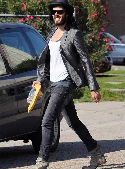 拉塞尔·布兰德心情极好离开警局 被罚3000英