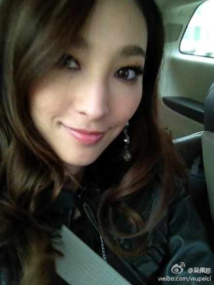 吴佩慈闪婚嫁赌场大亨 曝九头身美女家居照