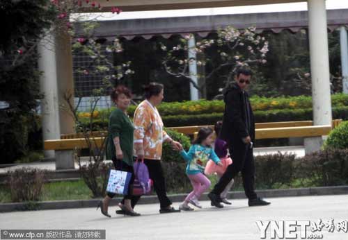 <em>文章</em>给<em>女儿</em>当陪读 休闲打扮街边犯烟瘾_娱乐