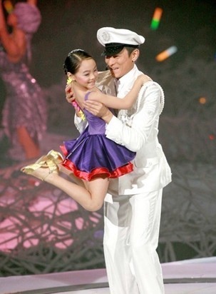 <em>李连杰</em>全家福曝光+利智温婉<em>女儿</em>甜美漂亮