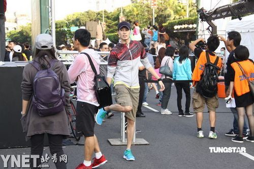 ella婚前跑6公里马拉松 未婚夫赖斯翔爱相随_娱乐频道_凤凰网