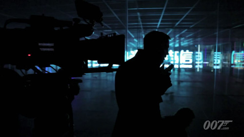 取景上海拍摄的镜头，丹尼尔·克雷格持枪走在空旷大楼里