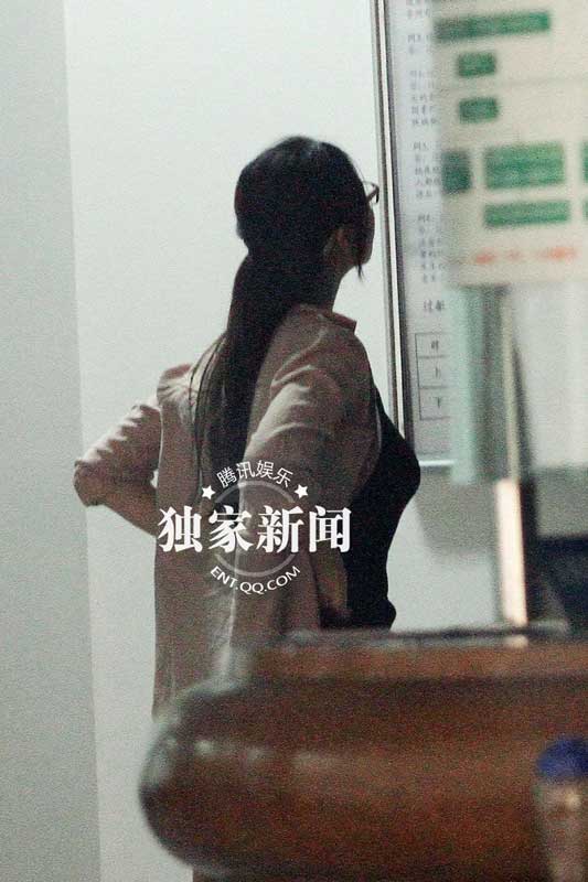 阿朵匆忙就医母亲陪护 印证退出节目评委因身