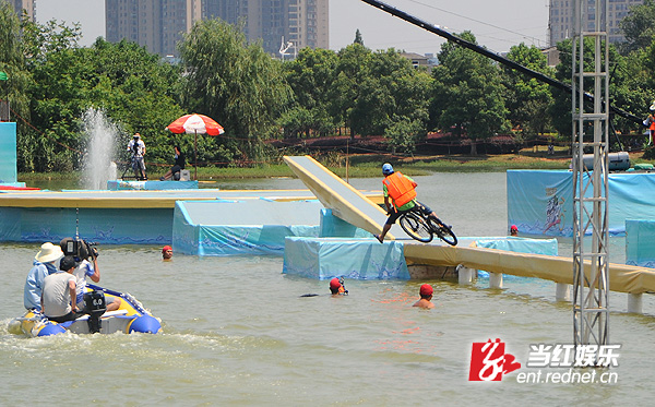 骑车挑战水上赛道 湖南经视《幸福向前冲》开播