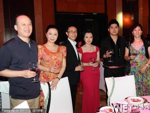 潘阳晒婚纱照大赞老公 潘长江辟谣潘武联姻