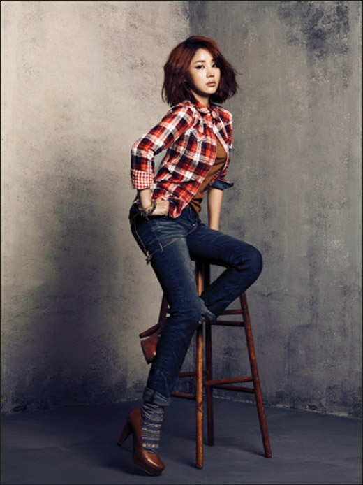 尹贞伊因《绅士的品格》爆红 全新秋装写真亮